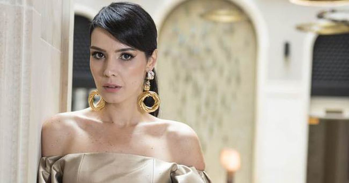 Хатидже шендиль турецкая актриса. Хатидже шендиль 2022. Хатидже шендиль в купальнике. Хатидже шендиль элиф. Хатидже шендиль элиф.