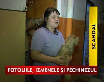 Faceti cunostinta cu familia care si-a mutat livingul pe palierul blocului!