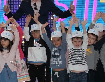 Ernest, alaturi de copii, in cadrul proiectului „Scoala Altfel”: „Noi, la vremea aceea, eram <Soimi ai Patriei>, imbracati toti la fel, cu cravata la gat”