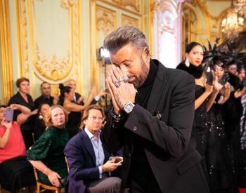 Catalin Botezatu a facut un show de zile mari la Paris Fashion Week! Designerul, aplaudat la scena deschisa pentru colectia impresionanta