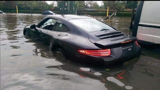 Imagini incredibile. O mașină Porsche ultimul răcnet, înghițită de ape pe o stradă din Constanța