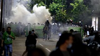 Proteste violente în Serbia. Zeci de persoane au fost rănite - VIDEO