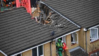 O femeie a murit după ce o macara a căzut pe casa ei (FOTO)