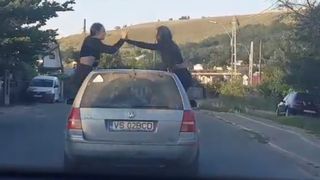VIDEO. Teribilism &icirc;n trafic. Două fete din Vaslui, urcate pe portiera unui Volkswagen &icirc;n mers