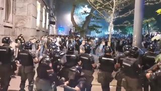 Guvernul sârb renunţă la reimpunerea izolării la Belgrad în urma manifestaţiilor violente