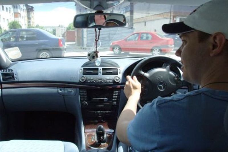 accidente mașini volan pe dreapta