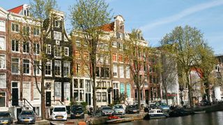 Tot mai multe țări din UE au impus restricții pentru români. LISTA completă