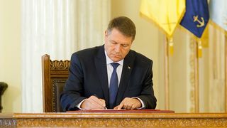 Iohannis a promulgat o nouă lege! Ce riscă cei care crează disconfort olfactiv cetățenilor