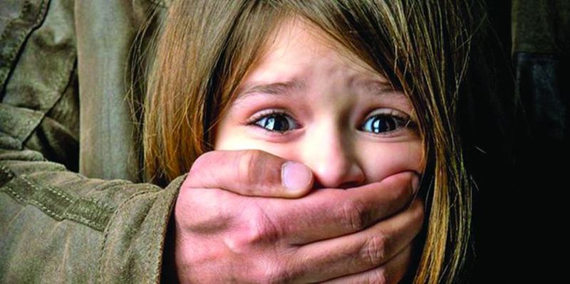 pedofil a violat 300 de copii