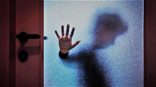 El este pedofilul care a abuzat peste 300 de copii. Ce pedeapsă va primi agresorul