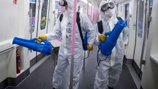 O femeie a infectat cu coronavirus 71 de oameni după ce a mers o singură dată cu liftul