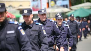 Scandal în Piața Victoriei la protestul anti-măști Covid19. Doi bărbați, ridicați de jandarmi. ”Nu ne temem de bau-bau"