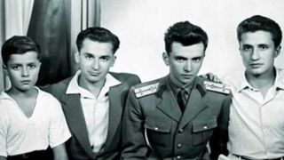 Pe locul casei natale a lui Ion Iliescu din Oltenița s-a ridicat un bloc! Fostul președinte a fost abandonat de mamă la un an FOTO EXCLUSIV