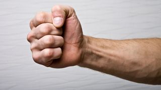 VIDEO| Caz șocant în Alexandria: Ce a pățit un bărbat deranjat de gălăgia făcută de niște tineri