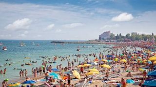 VIDEO| Haos pe litoral: Plajele sunt ocupate de o mare de oameni