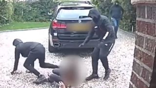 Momentul șocant în care o șoferiță este lovită cu pumnii și picioarele și i se fură BMW-ul (VIDEO)