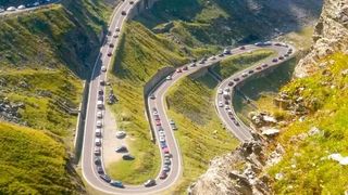 O maşină s-a prăbuşit 55 de metri pe Transfăgărăşan. Un om a murit