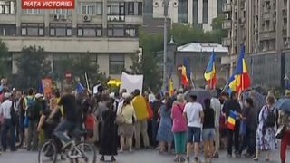 Protest în Piața Victoriei împotriva legii carantinei. Jandarmii, pe poziții