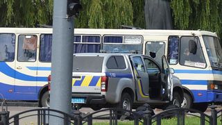 Luare de ostatici &icirc;n Ucraina. Bărbatul este &icirc;narmat și are explozibili