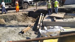 Trafic blocat pe DN 73, în localitatea Bran, după surparea unui pod