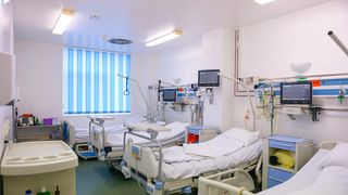 Spitalul în care unitatea mobilă ATI zace nefolosită. Nu există cadre medicale