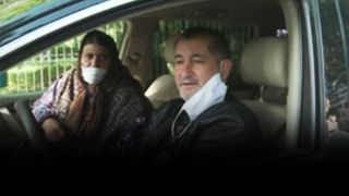 VIDEO - A mers să ia ajutoare de la Guvern cu un bolid de lux: "Nu e o rușine să ai mașină de 70.000 de euro"