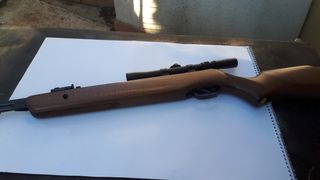 turist cu pușca la mare