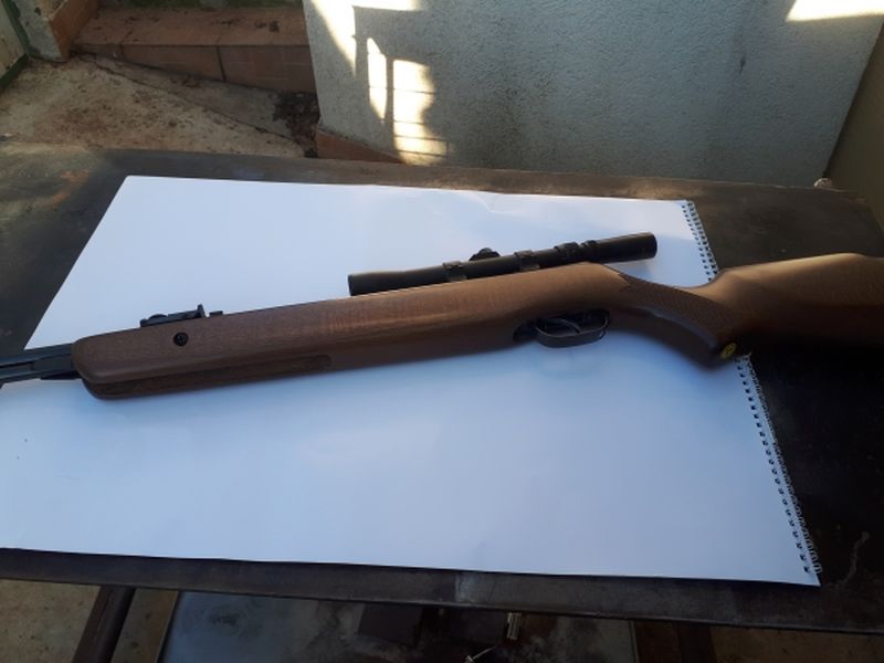 turist cu pușca la mare