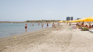 Turist venit cu pușca la mare. Cum au reacționat oamenii legii