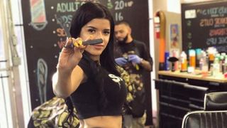 Ea este frizerița care câștigă 50.000 de euro pe săptămână, fără să facă nimic