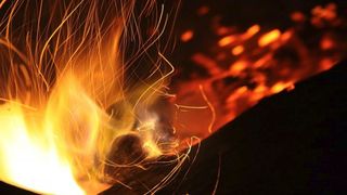 Un bărbat i-a dat foc nepoatei sale după ce i-a refuzat cererea în căsătorie