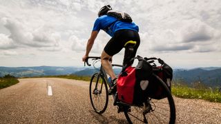 Un biciclist a murit după un accident în Masivul Cehlău