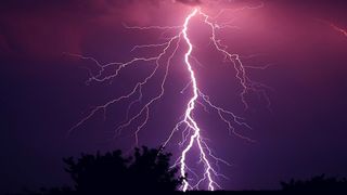 Un bărbat şi fiul său au murit după ce au fost loviţi de trăsnet