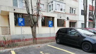 Amenzi de până la 10.000 de lei pentru parcarea pe locurile rezervate persoanelor cu dizabilităţi