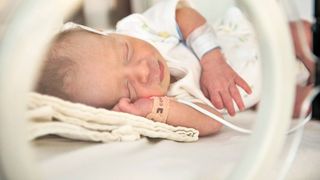 17 noiembrie copil prematur