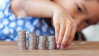 S-a aflat cu c&acirc;t cresc alocațiile pentru copii de la 1 august. Anunțul a fost făcut de ministrul de Finanțe