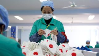 Cât de periculos este aerul expirat în mască. "Virusul poate rezista în aer timp de câteva ore"