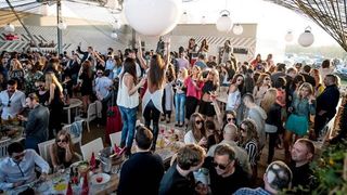 Ce se ascunde în spatele cluburilor de fițe de pe litoral? „Am fost șocați”