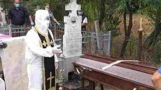 VIDEO - Un preot din Olt s-a îmbrăcat în costum anti-Covid la slujba de înmormântare