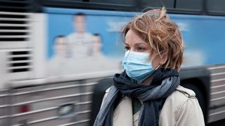 Masca devine obligatorie în aer liber în toate stațiunile de pe Valea Prahovei 