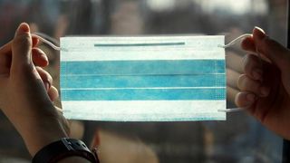 Arad – Masca de protecţie, obligatorie în mai multe spaţii deschise din judeţ, pe toată durata stării de alertă