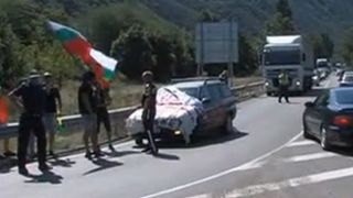 Haos &icirc;ntr-o țară &icirc;nvecinată! Autostrăzi şi oraşe blocate de mulţimea furioasă