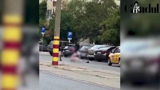 VIDEO| Un taximetrist a fost bătut fără milă de clienții săi. Imagini șocante chiar de pe mijlocul străzii