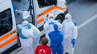 Masca de protecție, obligatorie de azi în spațiile aglomerate din acest județ