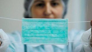 Masca chirurgicală trebuie purtată și acasă?! Anunțul oficial al specialiștilor