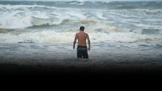 VIDEO | La un pas de moarte, &icirc;n valurile uriaşe