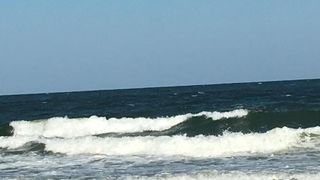 VIDEO | La un pas de moarte, &icirc;n valurile uriaşe