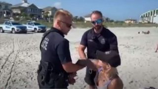 VIDEO| Uluitor ce a pățit o femeie pe plajă. A fost arestată din cauza costumului pe care îl purta