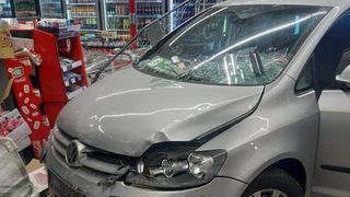 Caz uluitor! O femeie a intrat cu mașina direct &icirc;n super-market