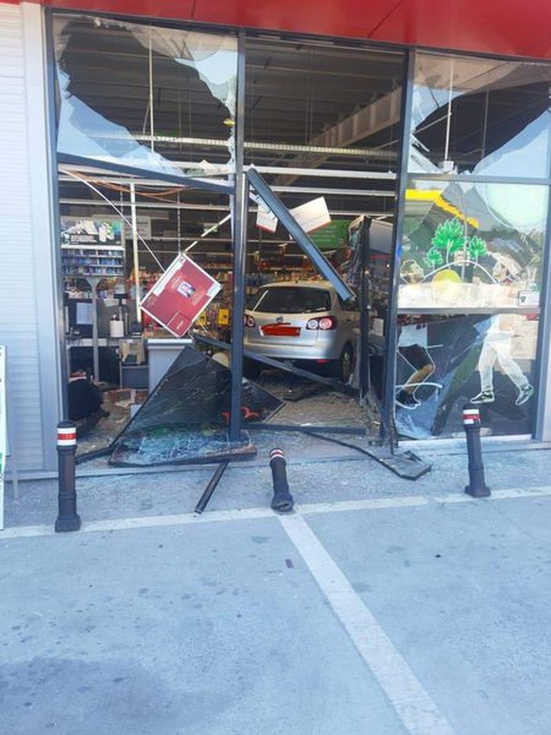 a intrat cu mașina în magazin